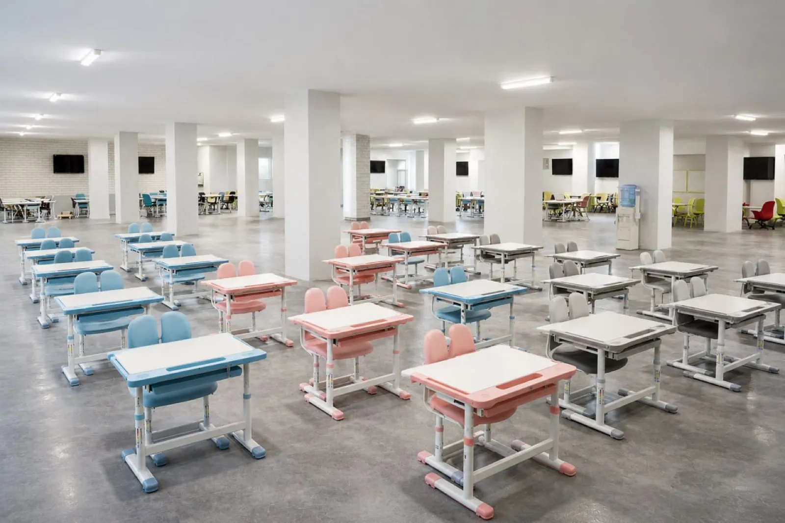 Клас укриття Stanislav Step School: світле приміщення з партами для початкової школи