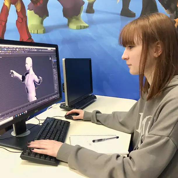 Учениця працює з 3D-моделлю на комп’ютері