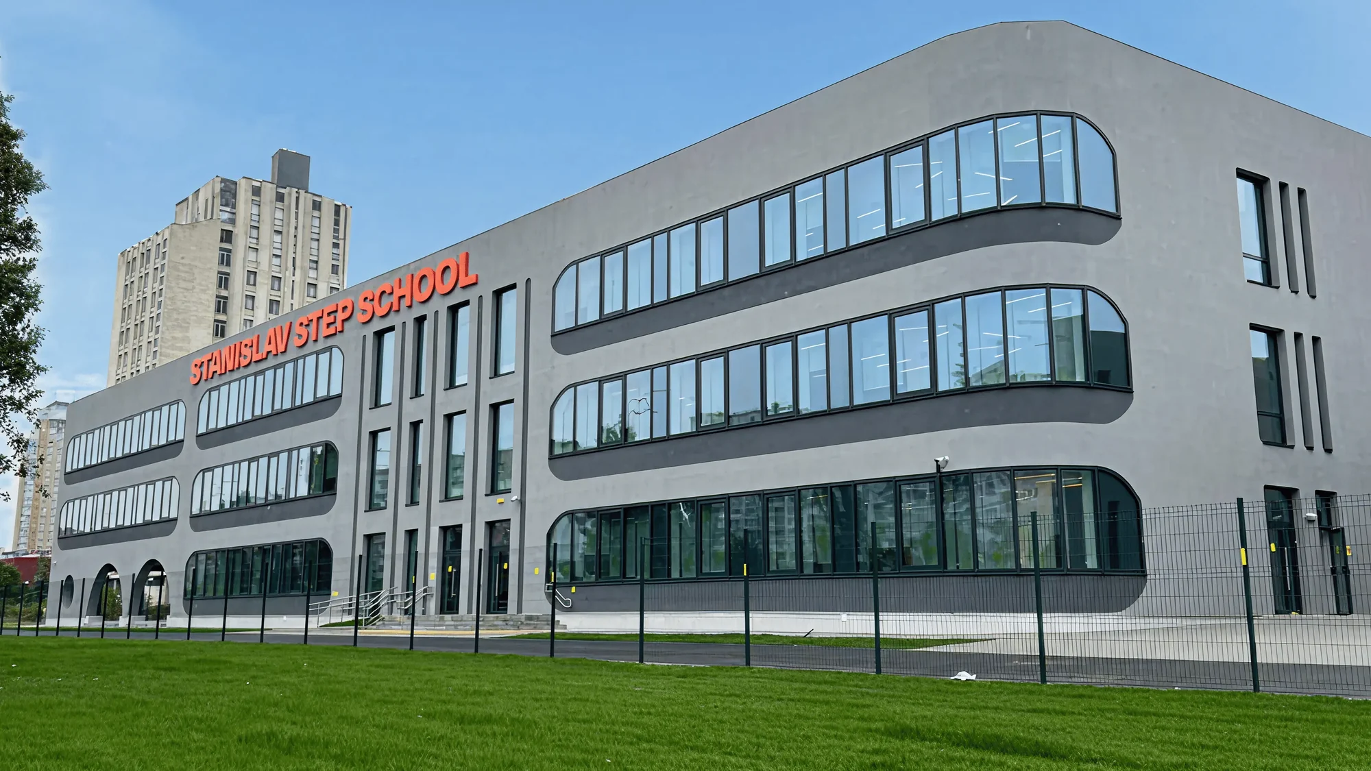 Фасад школи з вивіскою STANISLAV STEP SCHOOL і газоном перед будівлею