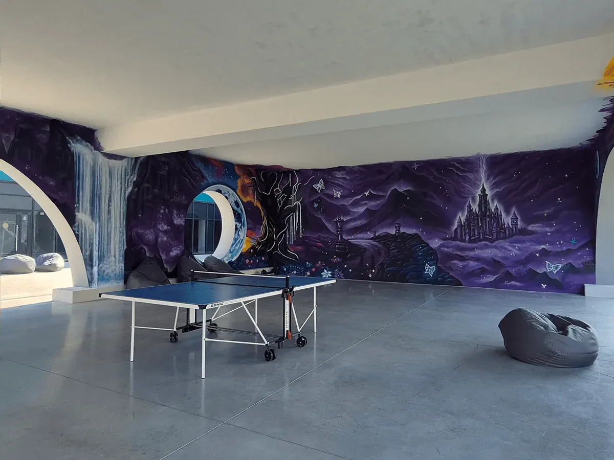 Криті зони відпочинку у дворі: тенісний стіл, крісла-мішки й мурал на всю стіну