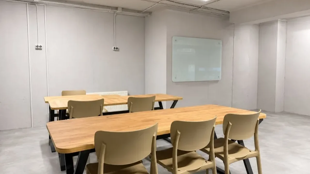Довгі столи зі стільцями для їжі та спільної роботи
